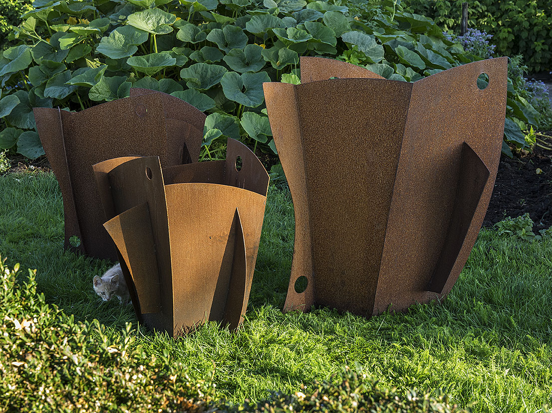 BaK plantenbakken van corten staal in de tuin