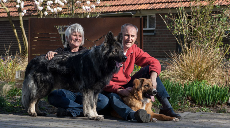 Ria en Paul met hun honden op Erve Vennekotte